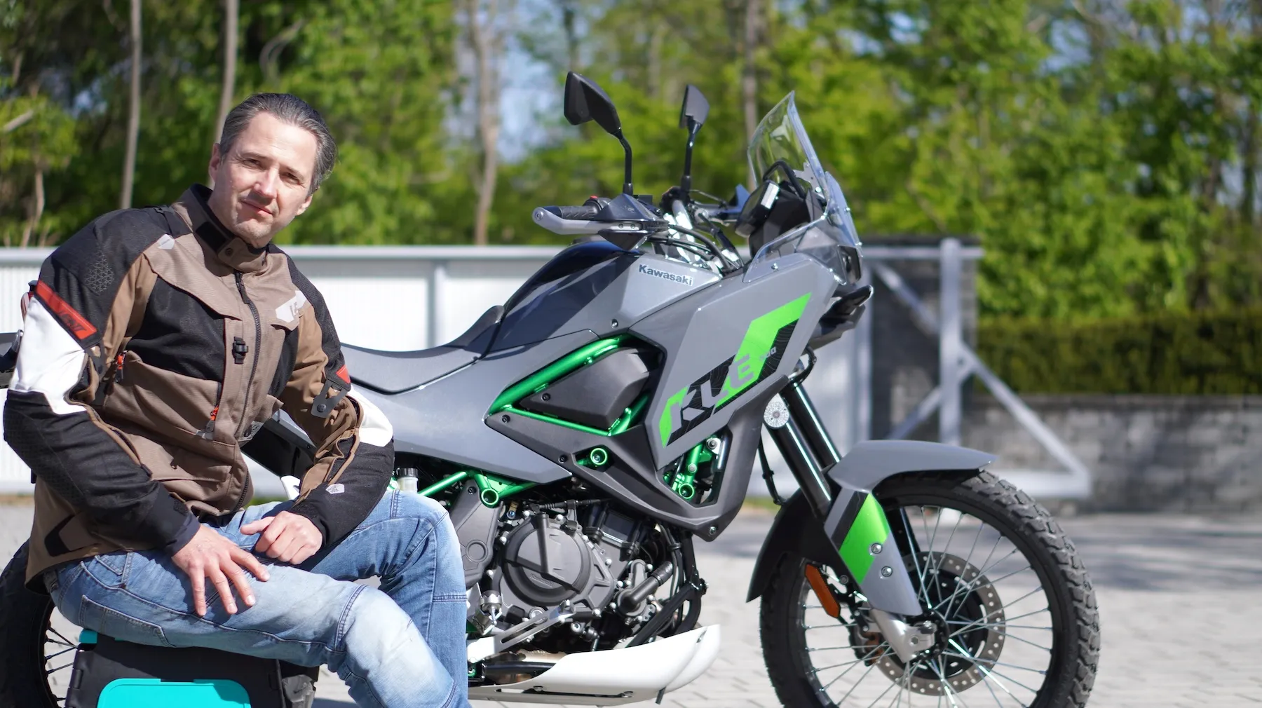 Nils standing next to a Kawasaki KLE500 — a beginner-friendly, budget-friendly bike that demonstrates correct sizing for the rider's body.