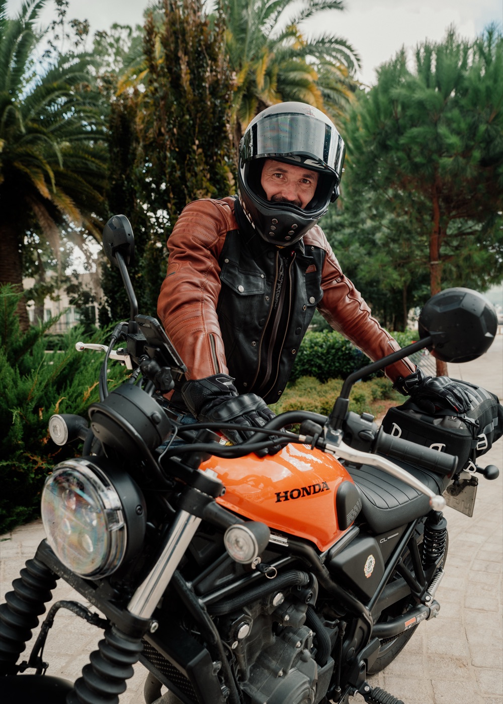 NastyNils auf Honda CL mit Helm – Motorradreise